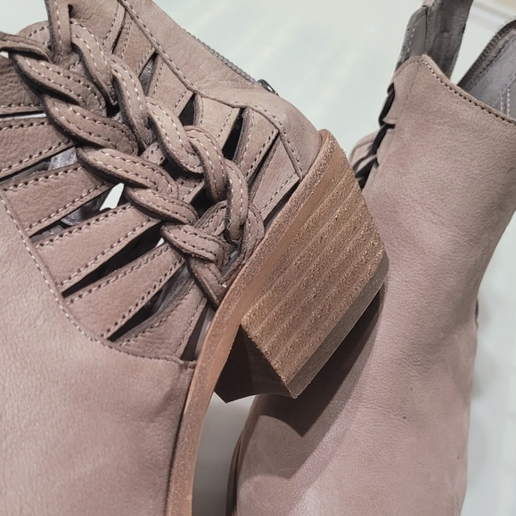 Vince Camuto PRESTETTA Pointed Toe Cut Out Side Braided Ankle Boots Sz 7.5M - Picture 3 of 11